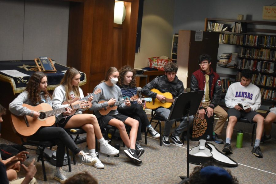 The 2022-23 Musical Prayers group plays for the Egalitarian Minyan on Friday morning. Photo by Aviva Clauer
